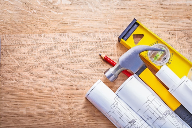 Foto il martello da carpentiere ha rotolato il concetto di costruzione della scheda di livello dei progetti