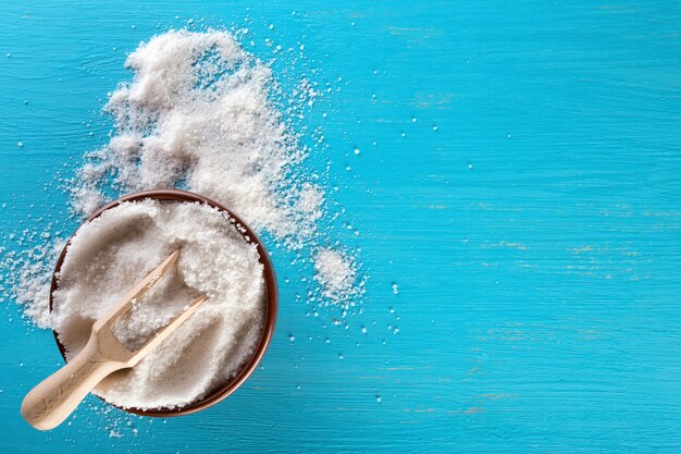 Photo clay bowl with salt