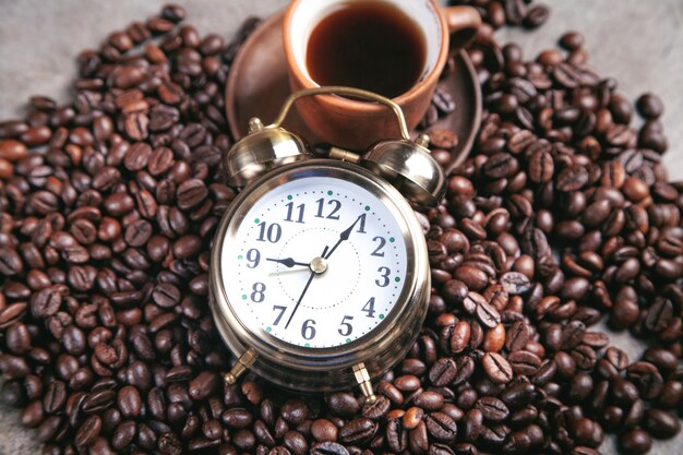 클레이 커피 컵과 알람 시계. 커피 타임