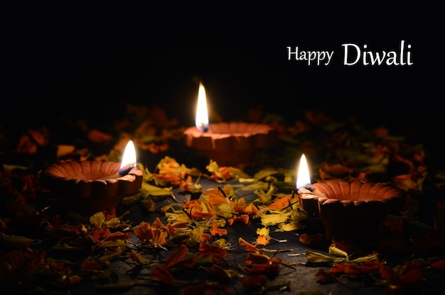 Clay diya lampen aangestoken tijdens diwali-viering. Groeten Card Design Indian Hindu Light Festival genaamd Diwali