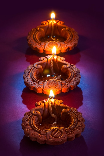 Diwali Celebration 기간 동안 Clay diya 램프가 켜졌습니다. 인사말 카드 디자인 Diwali라는 인도 힌두교 빛 축제