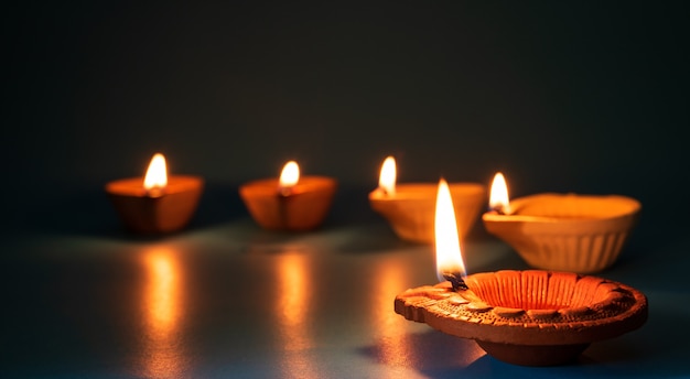 Lampade clay diya accese durante dipavali, festa indù della celebrazione delle luci