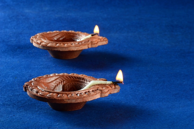 Lampade clay diya accese durante la celebrazione del diwali. greetings card design indian hindu light festival chiamato diwali