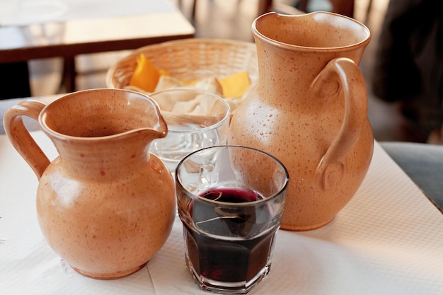 Foto brocche di terracotta con vino rosso locale