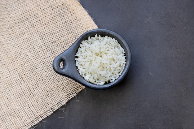 Глиняный горшок с рисом на кухне