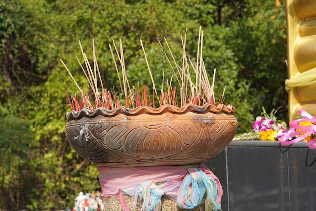 写真 仏を崇拝するための多くの線香が入った土鍋