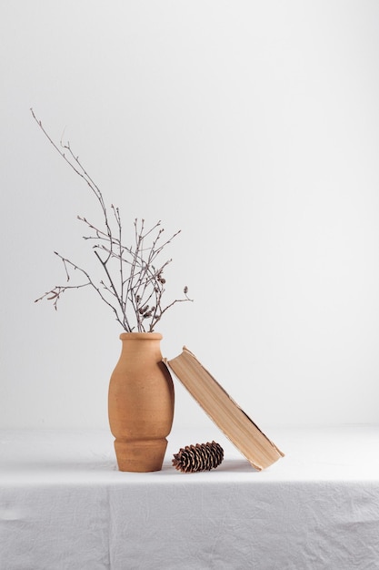 Photo clay vase with bunches on a table