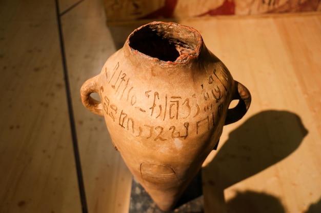 Foto vaso per vino in argilla