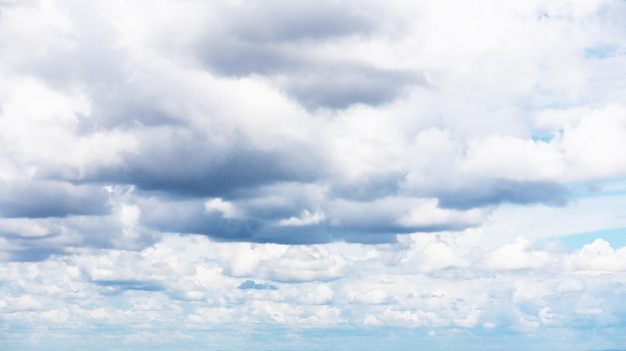 Pulire il cielo blu e le nuvole bianche sullo sfondo del cielo con spazio per la decorazione e utilizzato per creare carta da parati o portare al lavoro nella progettazione grafica