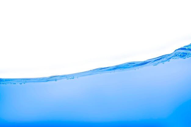 白い背景で隔離のきれいな青い水の波