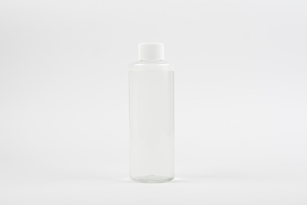 写真 白い背景の上のミセル水強壮剤のきれいなボトル