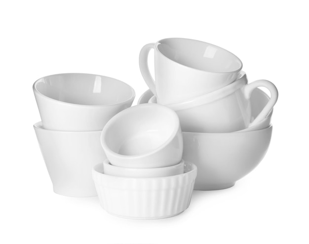 흰색 배경에 깨끗한 그릇과 컵