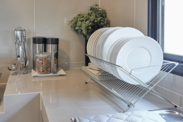 Фото Чистый счетчик на кухне с посудой в домашних условиях