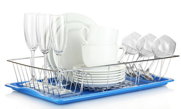 Фото Чистые посуды на стенде изолированы на белом