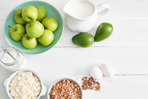 건강한 요리 재료를 깨끗하게 먹는다. 음식 프레임. Superfoods 개념. 건강 한 아침 식사, 건강 한 식습관 및 음식, 다이어트, 채식 부엌, 요리 개념 및 무게 손실. 테이블에 신선한 음식