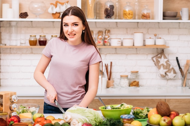 Чистая еда. Органический рецепт. Здоровое питание из цельных продуктов. Молодая женщина на счетчике кухни готовит обед.