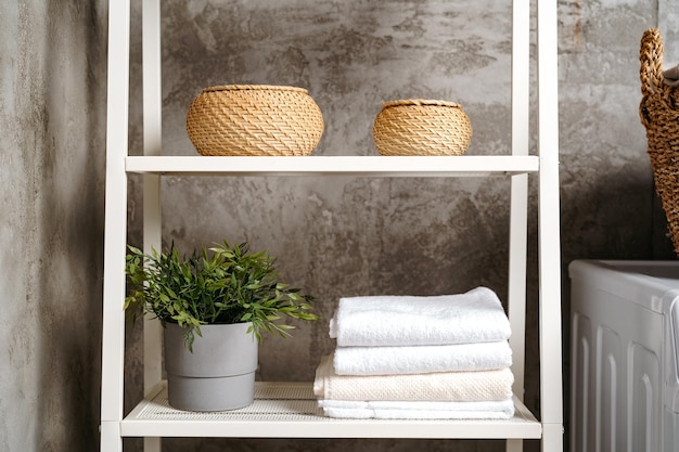 Photo clean folded towels on shelf in a bathroom