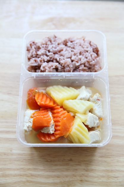 Clean food stoom aardappel kip wortel met rijst in bento