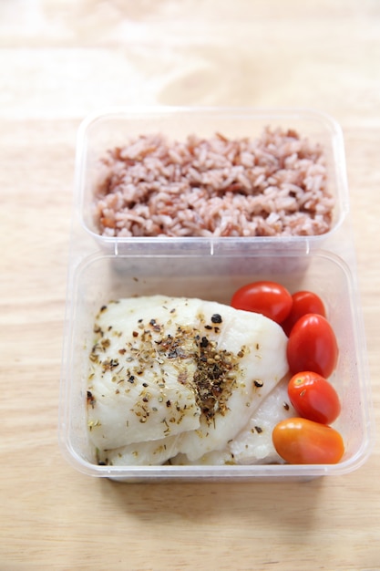 Clean food Vissteak met rijst in bento