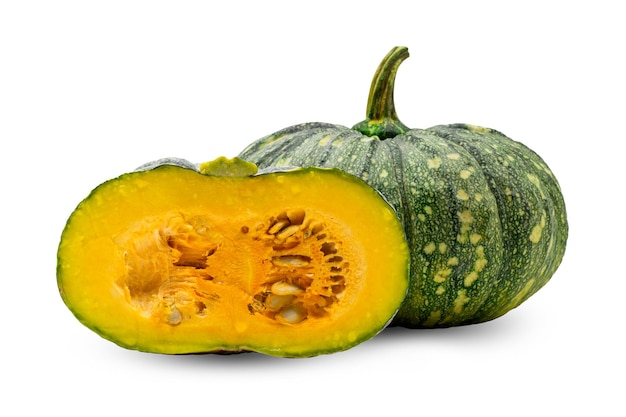 Pulire la zucca fresca su sfondo bianco concetto di cibo sano