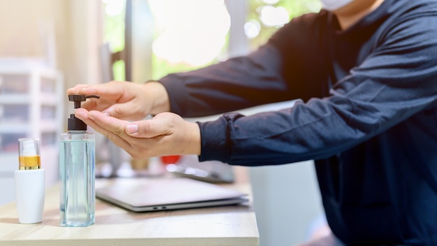 Pulisci le mani prima del lavoro a casa. lock down e auto-quarantena a casa. distanziamento sociale e distanziamento fisico. resta a casa stai al sicuro. effetto da covid-19 e arresto del virus dell'epidemia.