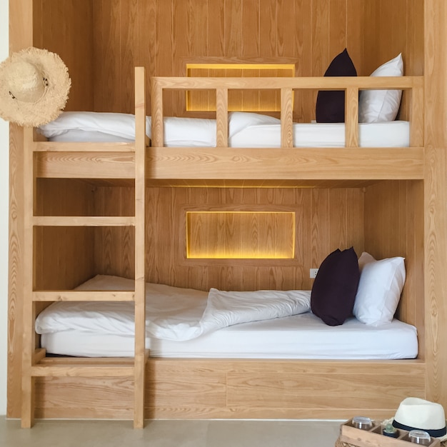 Фото Чистый хостел с деревянными двухъярусными кроватями.