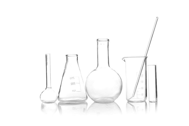 Photo clean laboratory glassware on white background