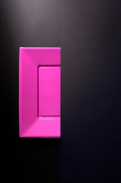 Design pulito e minimalista di colore rosa con sfondo nero