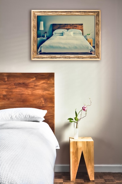 Foto camera da letto pulita e moderna con divertente tela sul muro