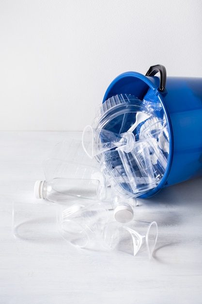 Почистите перерабатываемые пластиковые бутылки, контейнеры, чашки в мусорное ведро. повторное использование пластиковых отходов