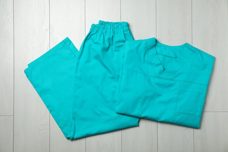 Photo clean scrubs on wooden background top view medical objects