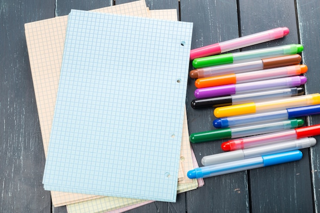 Photo clean sheets on table with markers