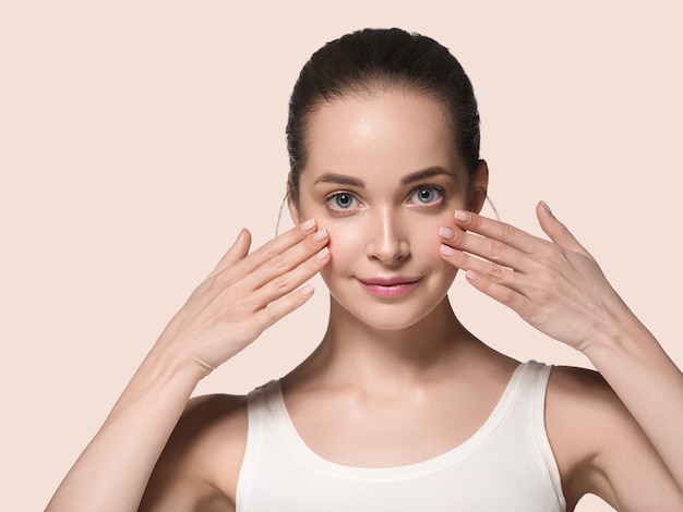 La pelle pulita del viso della donna naturale compone il bellissimo modello di bellezza. colore di sfondo. rosa