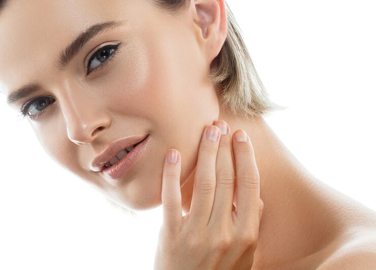 Фотография healthyskin красоты красоты чистой кожи женщины естественный изолированный на белизне. студийный снимок.