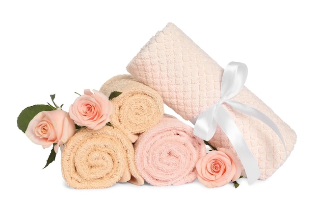 Photo clean soft towels with flowers isolated on white