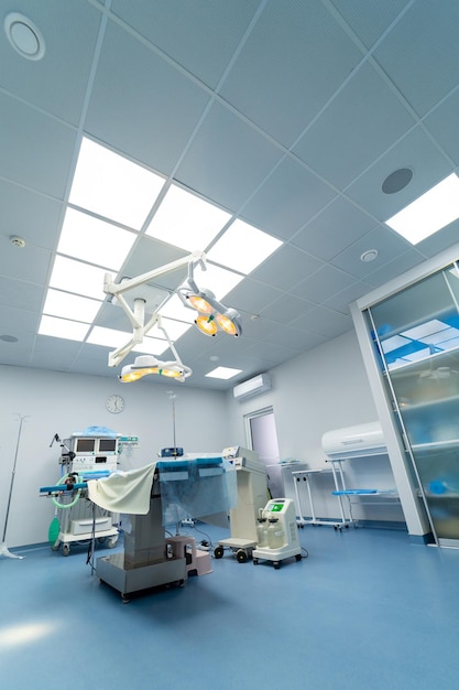 무균 수술 병동을 청소하십시오. 외과 클리닉의 빈 현대적인 수술실.