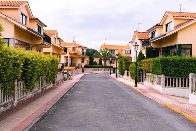 Foto strada pulita di una zona residenziale in una piccola città