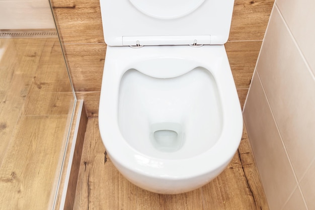 Tazza igienica pulita con coperchio aperto nel concetto di igiene della toilette vista dall'alto