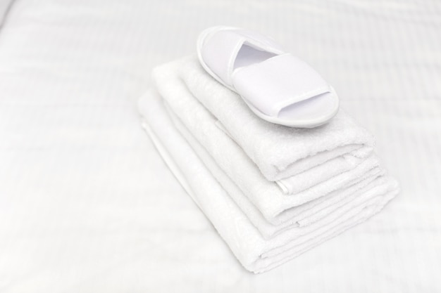 Фото Чистые полотенца на кровати в гостиничном номере