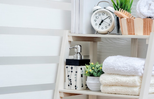 Photo clean towels  on shelf in white bathroom