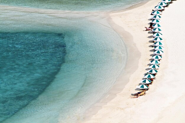 깨한 색 해변 의자: 코  유안 태국의 아름다움과 평온