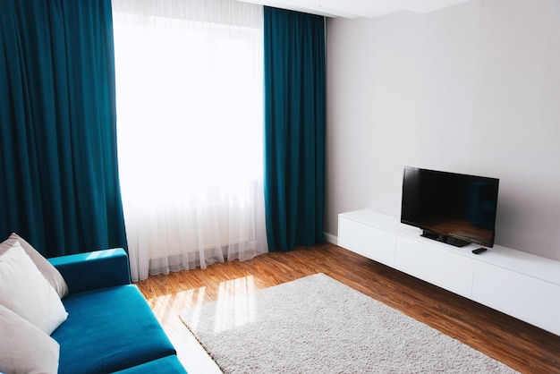 깨끗하고 하얀 아름다운 거실, 미니멀한 컨셉, 스마트 TV.