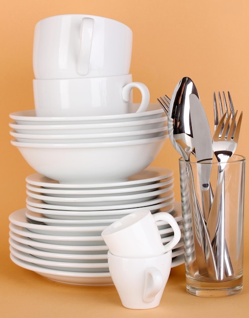 Photo clean white dishes on beige background