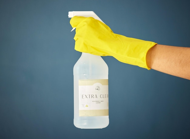 洗剤広告のモックアップを使用した、衛生とクリーニングサービスをクリーニングするためのクリーナーハンドグローブと製品 消毒剤とクリーニング用品を備えた環境に優しい化学スプレーボトル
