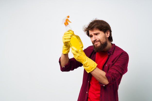 Foto pulitore con detergente in guanti di gomma mani servizio professionale rendering vista tagliata dei compiti a casa foto di alta qualità