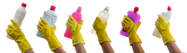 白い背景に対して隔離される手袋をはめた手でボトルを洗浄