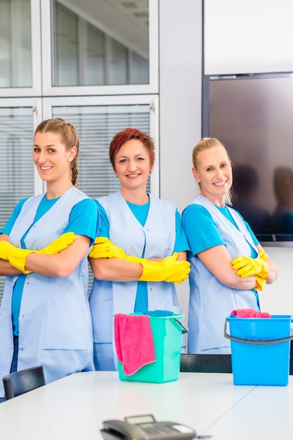 Photo cleaning brigade working in office