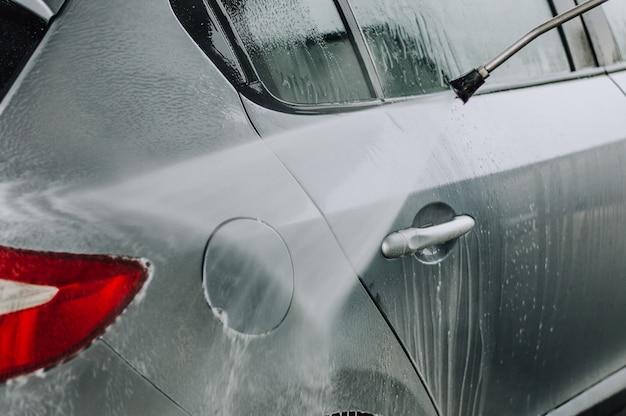 高圧水を使用した車の清掃