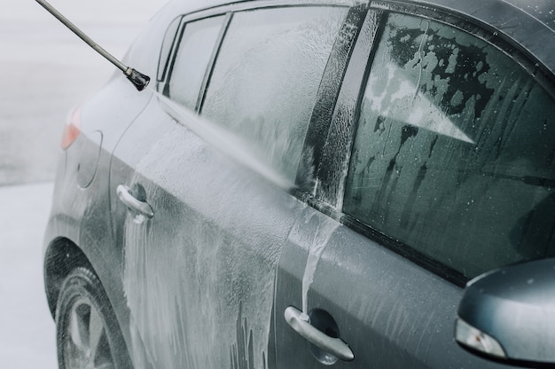 高圧水を使用した車の清掃