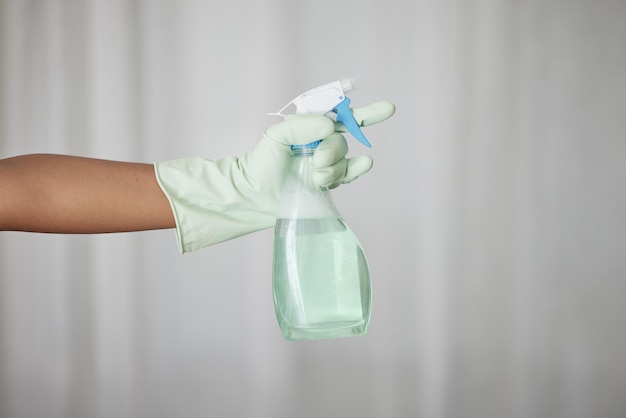 Чистящий химический продукт и чистящая рука с перчатками, гигиена, работа по дому и бутылка с моющим средством для весенней уборки
